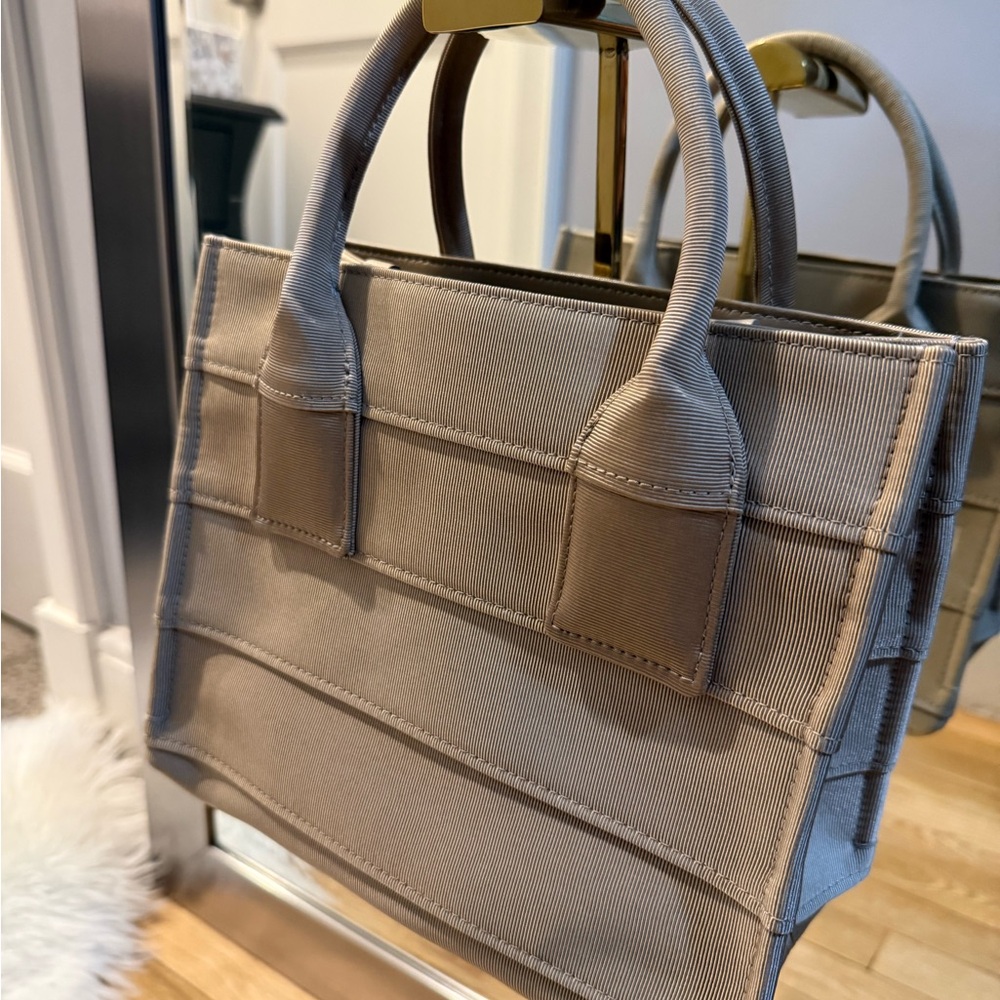 Salvatore Ferragamo Beige Tote Bag - Picture 3 of 10